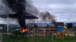 Enfrentamiento en Oaxaca deja 1 muerto; incendian casas y autos oaxaca