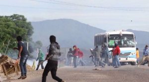 Enfrentamiento en Oaxaca deja 1 muerto; incendian casas y autos