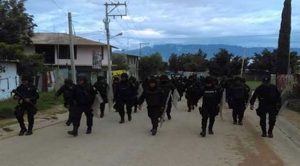 Enfrentamiento en Oaxaca deja 1 muerto; incendian casas y autos