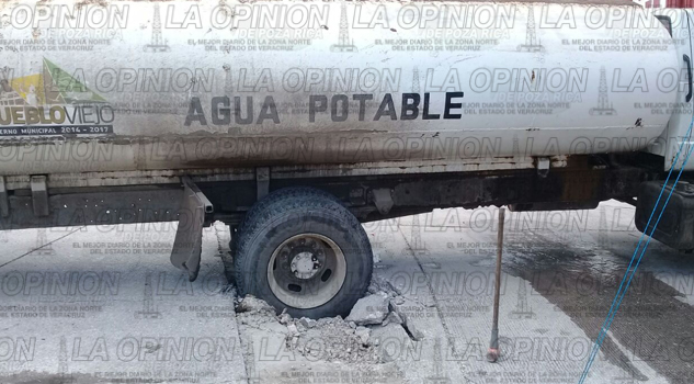 Cae pipa por azolvamiento en el acceso a cementerio pipaagua1