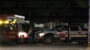 Asaltan Oxxo en la Camacho, huyen en taxi y los detienen