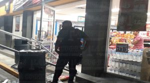 Asaltan Oxxo en la Camacho, huyen en taxi y los detienen