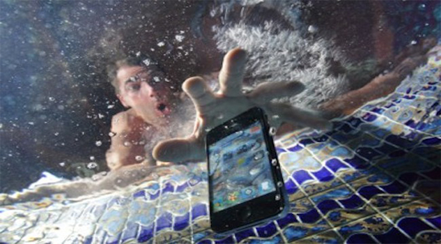 ¿Qué hacer cuando se moja tu smartphone? smartphone