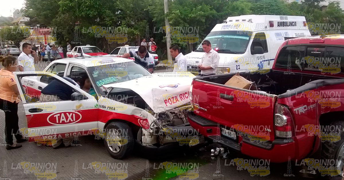 Taxi embiste a camioneta en colonia 27 de Septiembre taxi-embiste-camioneta2