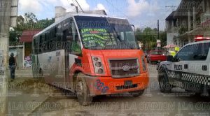 Cae TUPR con pasajero a una zanja tprposezarica