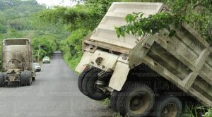 Tráiler cae al barranco trailer