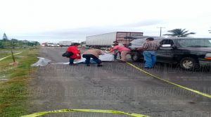 Tráiler arrolla a motociclista y a su acompañante en Flores Magon