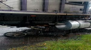 Tráiler arrolla a motociclista y a su acompañante en Flores Magon