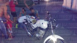 Mujer embarazada sufre caída de una motocicleta