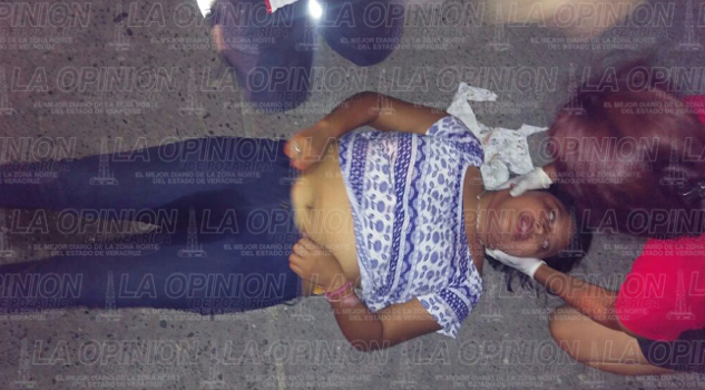 Mujer embarazada sufre caída de una motocicleta