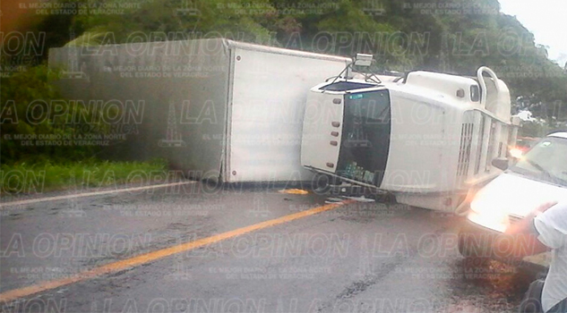 Camión sufre volcadura en la federal 180 Ramal Tecolutla-Gutiérrez Zamora volcadura