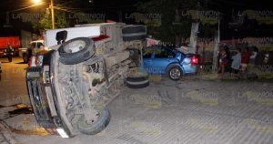 Vuelca camioneta con 800 kilos de carne de cerdo