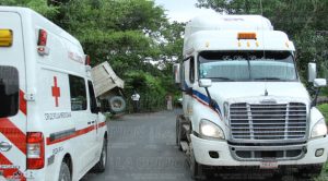 Tráiler cae al barranco