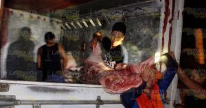 Vuelca camioneta con 800 kilos de carne de cerdo