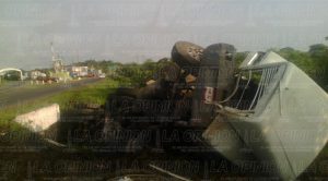 Vuelca trailer en Tempoal