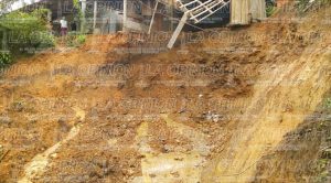 Van 10 derrumbes en Zongolica por lluvias; hay 240 reubicados y casas sepultadas