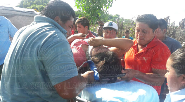 ¡Tres heridos en volcadura! ¡Tres heridos en volcadura!