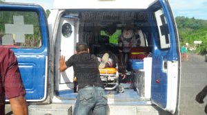 ¡Tres heridos en volcadura!