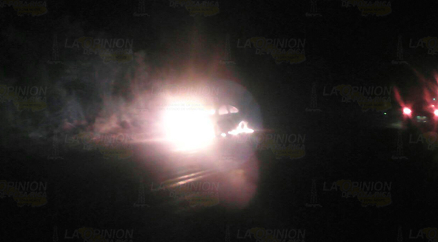 Hallan auto en llamas AUTOLLAMAS