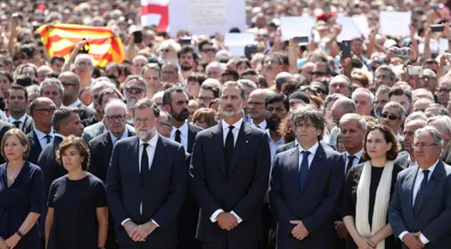 Multitud desafía al terror para homenajear a las víctimas del atentado en Barcelona Atentado Barcelona Multitud