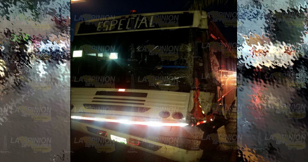 Autobús choca contra poste en Tampico