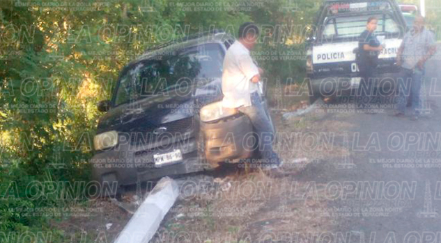 Conductor se impacta contra poste tras esquivar bache Bache Estrella Poste