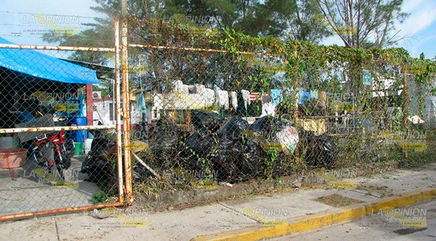 Basurero clandestino en el hospital Basurero clandestino en el hospital