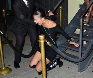 Bella Hadid se cae... y no precisamente del cielo Bella Hadid Cae
