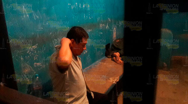 Conductor ebrio termina sobre el camellón