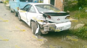 ¡Mujer estrella camioneta en vehículos estacionados!
