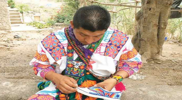 Huichol cautiva al mundo