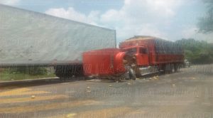 Camión se impacta contra trailer