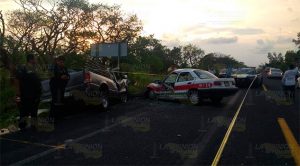 Choca taxi y camioneta