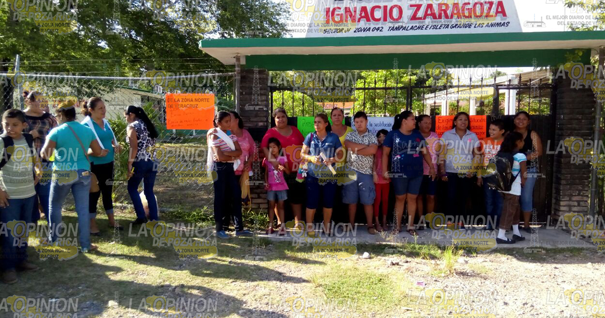 Padres de familia, exigen destitución de maestras Con plantón de decenas de padres de familia1