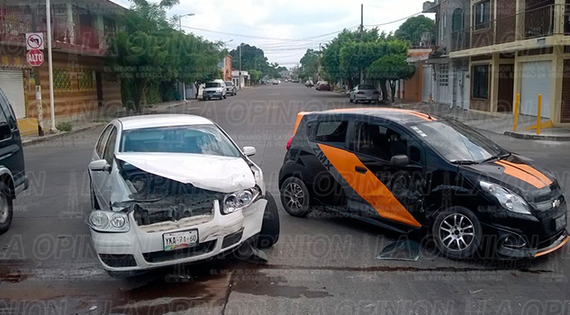 Encontronazo entre automóviles particulares Encontronazo Jetta Spark