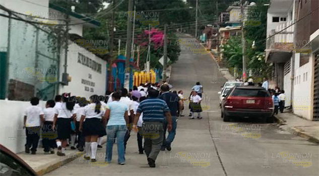 Evacuan escuela por fuga de gas Evacuan escuela por fuga de gas