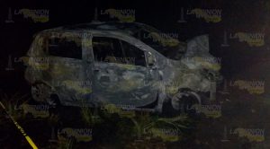 Encuentran taxi en llamas Taxi Envuelto Llamas