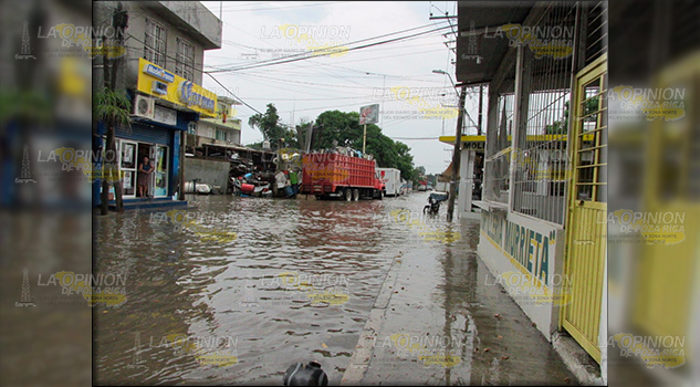 Fuerte aguacero provoca caos en la ciudad de Álamo Fuerte aguacero provoca caos en la ciudad de Álamo