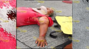 Repartidor se quiebra un brazo al impactarse