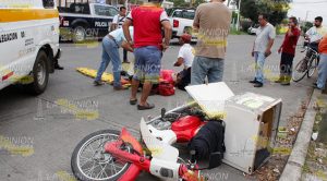 Repartidor se quiebra un brazo al impactarse