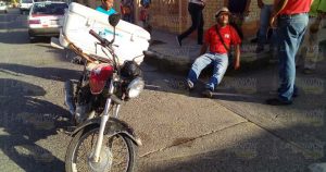 Mototortillero herido tras impactarse con taxi