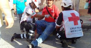 Mototortillero herido tras impactarse con taxi