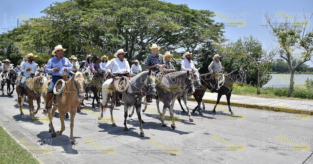 Miles de jinetes en Cabalgata Huasteca JINETESMILESTUXPAN