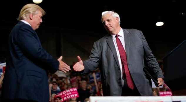 Cambia de bando, gobernador demócrata se suma a republicanos Jim Justice