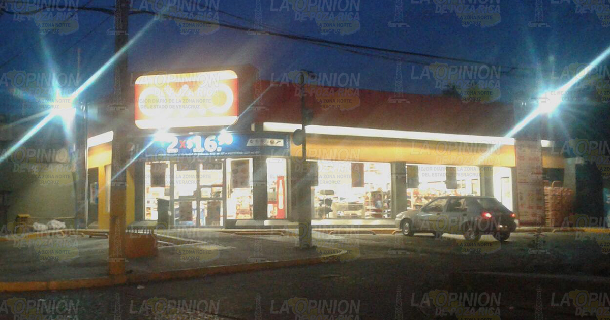 Policía de IPAX se mete a un Oxxo y viola a cajera La ultrajó en el interior de la tienda