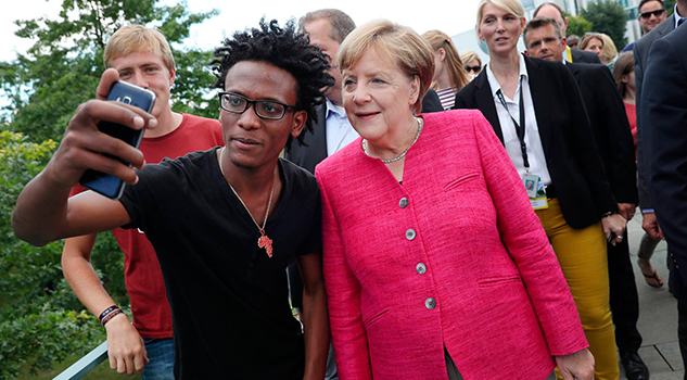 Merkel no se arrepiente de abrir sus fronteras Merkel Abrir Fronteras