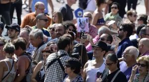 Multitud desafía al terror para homenajear a las víctimas del atentado en Barcelona Atentado Barcelona Multitud
