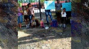 Toman las instalaciones de la escuela primaria Leopoldo Kiel en Tantoyuca