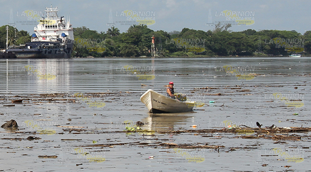 Crecida del río Tuxpan arrastra basura Río Arrastra Basura