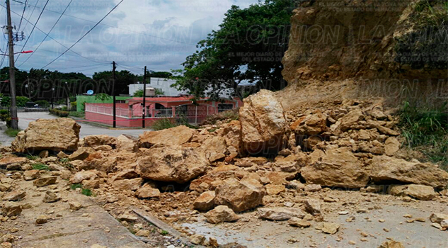 Se deslava un cerro en Tuxpan1Se deslava un cerro en Tuxpan1